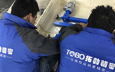 滾珠絲杠升降機只須很小的驅動源就可以產生很大的推動力